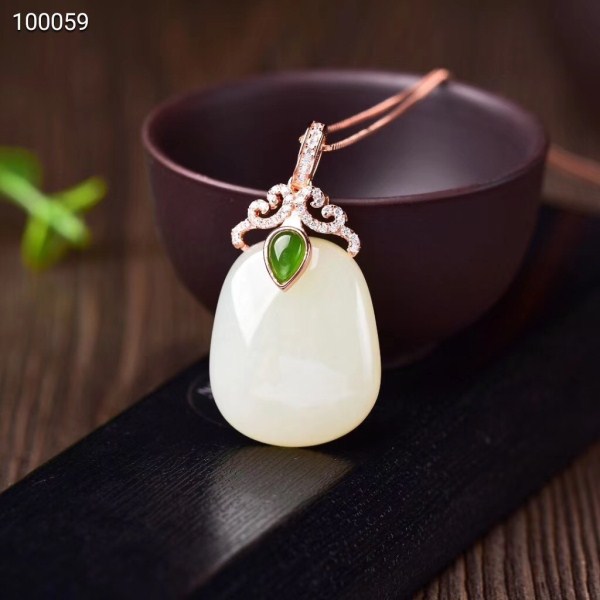 天然新疆和田玉无事牌吊坠， 玉质细腻，冰透水润s925银精工镶嵌